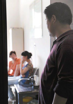 妻子在房內勸說女兒時，楊師傅守在門外