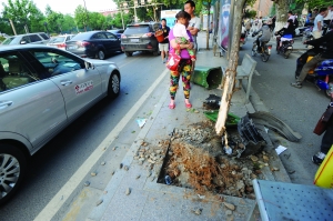 幸虧轎車撞到香樟樹上停了下來,否則后果更嚴(yán)重。