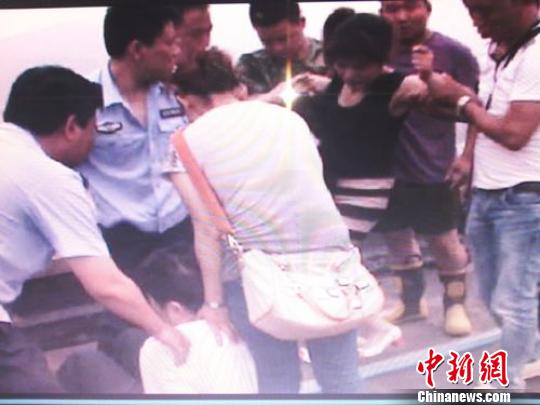 宗德宇緩緩靠近跳樓女子?！O程　攝