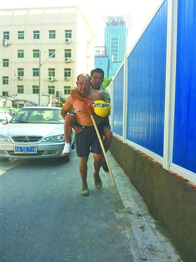 “謝謝，我們身上灰多，怕把車弄臟了”