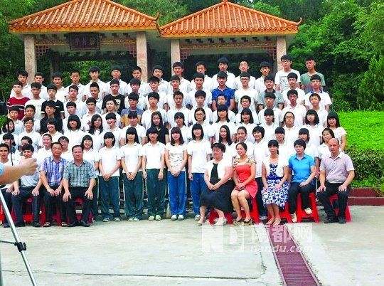 畢業(yè)照中間留出四個空位。