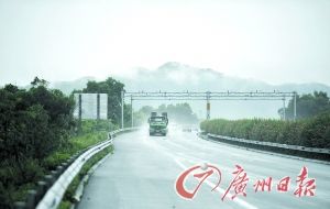 　當(dāng)天事故發(fā)生的現(xiàn)場處于一個彎道，很多司機(jī)反映說來不及減速。