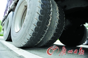 涉嫌碾過尸體的大貨車。