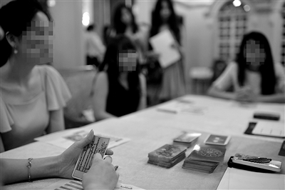 6月30日，中國企業(yè)家單身俱樂部在北京舉行富豪相親海選活動，“考官”通過玩塔羅牌考察面試者的心理狀態(tài)。新京報記者 吳江 攝