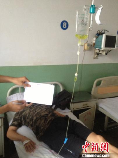 　被毆打記者正在當(dāng)?shù)蒯t(yī)院接受治療，診斷顯示為腹股溝軟組織挫傷。穆玉良 攝