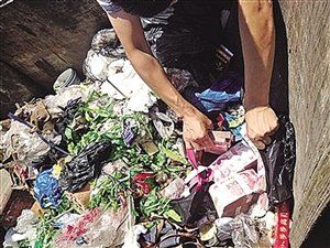 30萬元現(xiàn)金是張紅軍收拾垃圾箱時找到的 30萬元現(xiàn)金是張紅軍收拾垃圾箱時找到的