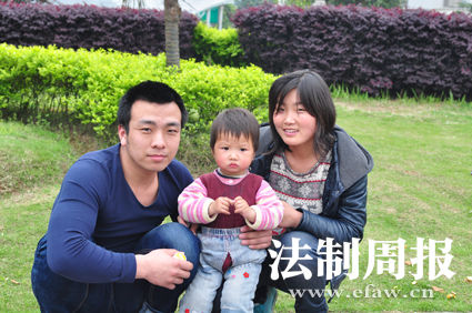 重獲自由后，張艷勝一家三口在一起