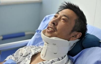 8月25日，交警周寶來(lái)躺在病床上。