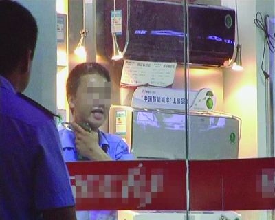 打劫男把玻璃片抵在脖子上，與民警對峙