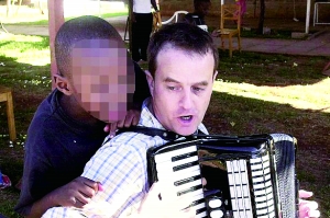 西蒙·伍德在教孩子唱歌，歡樂的歌聲掩蓋不住邪惡的目的。