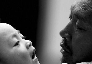 小憲揚看著爺爺，眼角流下了淚水