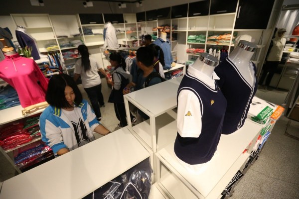 　9月12日，北京，十一學校在推出三大類、超過40款“最潮”校服，吸引學生搶購。