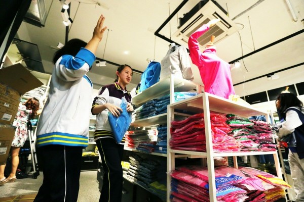 　9月12日，北京，十一學校在推出三大類、超過40款“最潮”校服，吸引學生搶購。