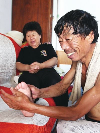 慈成富為老伴按摩。