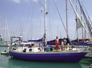 翟峰一家和花34萬元買的“彩虹勇士號” 翟峰一家和花34萬元買的“彩虹勇士號”