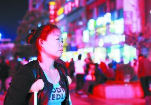 走在燈火闌珊的蘭州街頭，史女士迷茫無助。