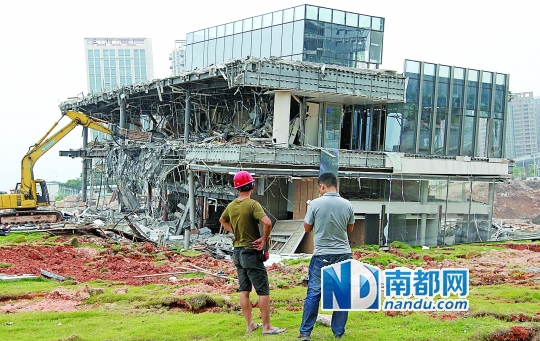 傾塌的售樓中心昨日拆除。南都記者 徐文閣 攝