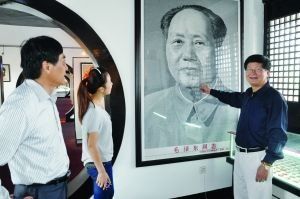 趙玉剛（右一）在向觀(guān)眾介紹藏品 沈杰 攝