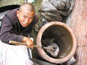 鄭艷良講述鋸?fù)冉?jīng)過。本報記者 汪洋 攝