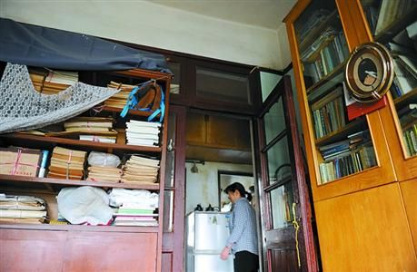 老人生活簡樸，平時(shí)有保姆照顧