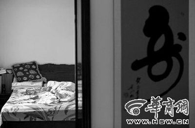 昨日，徐萬發(fā)躺在自家床上，鼻子插著氧氣管 記者張杰攝