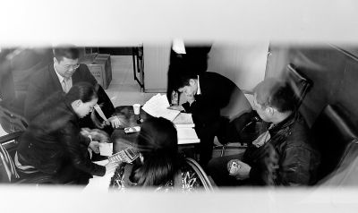 今天上午，喜隆多接待處內(nèi)，市場管理方與商戶核對租金和抵押金數(shù)目