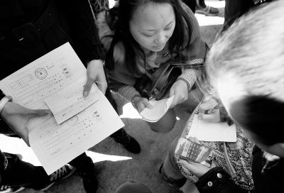 喜隆多商場接待處外面，受損商戶正拿手機計算自己能退多少錢