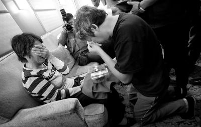 李春平跪在劉洪魁母親跟前送上捐款。談及烈士，兩人相對而泣