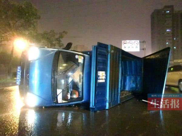 小貨車側(cè)翻現(xiàn)場。