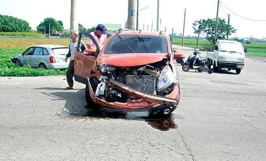 車禍現(xiàn)場(chǎng)(圖自臺(tái)媒/廖淑玲攝) 車禍現(xiàn)場(chǎng)(圖自臺(tái)媒/廖淑玲攝)