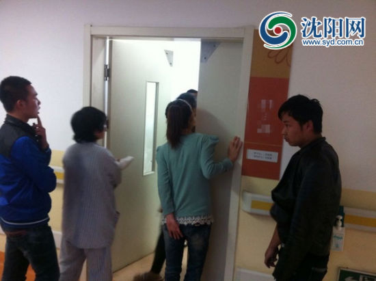 病房外不少市民十分關(guān)注斷手男童的病情 病房外不少市民十分關(guān)注斷手男童的病情