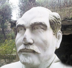 小廟前成了“塌塌鼻”的白求恩雕像。