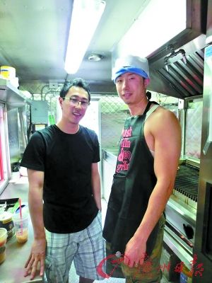 劉曉（左）和彭一在餐車內(nèi)。（受訪者提供）