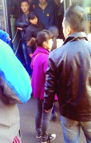 現(xiàn)場僵持不下，穿玫紅色衣服女子要車上乘客給她道歉