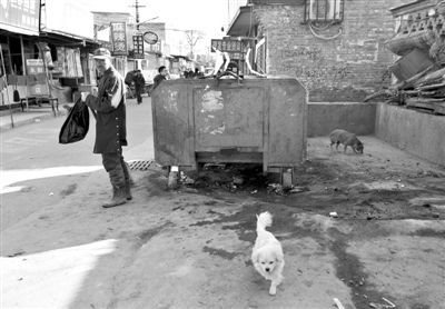 昨日，村民在通州區(qū)馬駒橋的這個(gè)垃圾箱旁，發(fā)現(xiàn)一被棄男嬰，急救人員趕到后確認(rèn)男嬰已死亡。新京報(bào)記者 黃月 攝