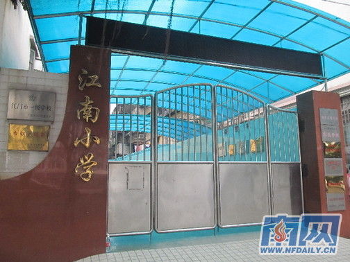 涉事學(xué)校請(qǐng)了心理專家對(duì)師生進(jìn)行輔導(dǎo)，保持學(xué)校正常教學(xué)秩序