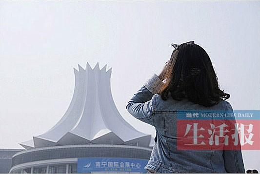 “背影女神” 她會(huì)為誰轉(zhuǎn)身