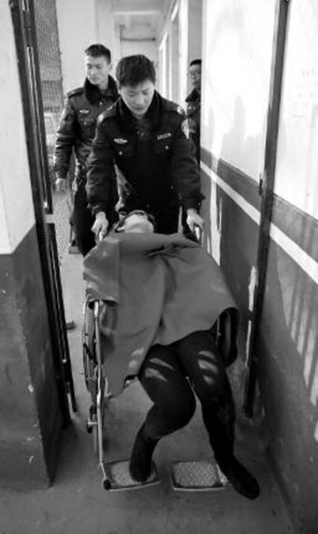 昨日，派出所民警帶女駕駛員賈某去醫(yī)院做檢查 記者 陳團結(jié) 攝