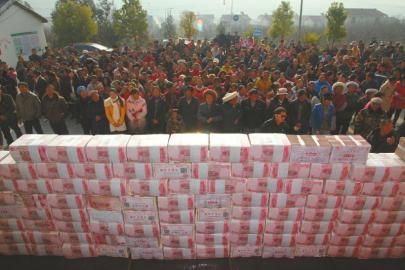 村民領(lǐng)取“年底分紅”。