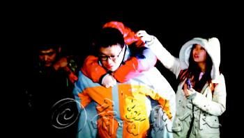 　途中女隊(duì)友小妮突發(fā)高燒，男隊(duì)員輪流背了她三個(gè)小時(shí)，直到網(wǎng)友開車來(lái)接