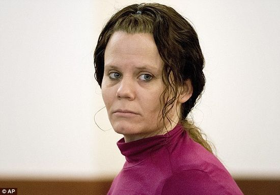 2月12日，勒死朋友并剖腹取嬰的柯里出庭受審。