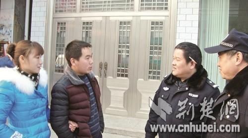 圖為:文楊林與妻子請民警幫助還錢 圖為:文楊林與妻子請民警幫助還錢