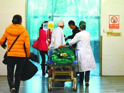 受傷女孩做完手術(shù)被送往重癥監(jiān)護室。記者楊濤 攝