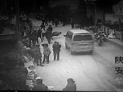 監(jiān)控錄像顯示，劉某側(cè)身行走時不慎跌倒，王某途經(jīng)此處時將其扶起（圖中畫圈處） 通訊員 何春地 攝