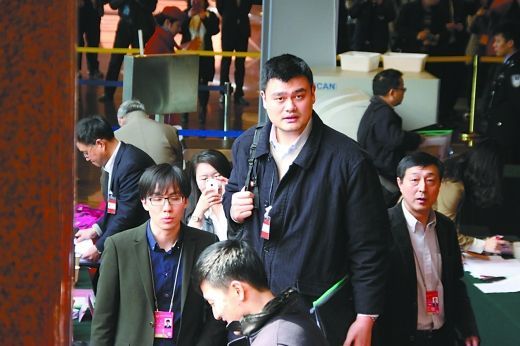 成龍婉拒酒店服務(wù)生合影請(qǐng)求:10天都在這呢(圖) 成龍婉拒酒店服務(wù)生合影請(qǐng)求:10天都在這呢(圖)