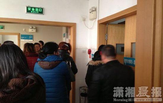 ICU搶救室前家屬。圖|瀟湘晨報記者 陳斌