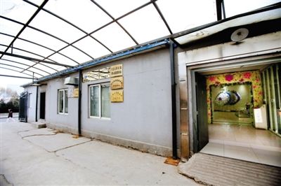 2月25日，北京石景山醫(yī)院，太平間旁的一間辦公室外掛有“八寶山殯儀館石景山醫(yī)院服務站”的牌子。本版攝影/新京報記者 王叔坤