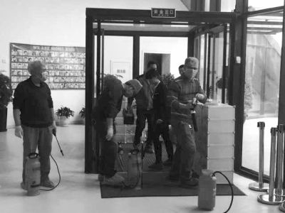 相關(guān)人員正在對(duì)園區(qū)消毒。讀者供圖