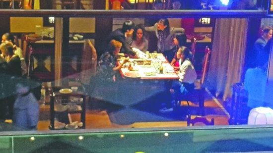 米歇爾和家人來(lái)蓉品嘗寬窄巷子里面的大妙火鍋