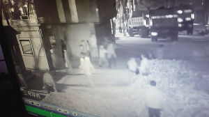 擋道3小時，司機(jī)路人“望磚興嘆”